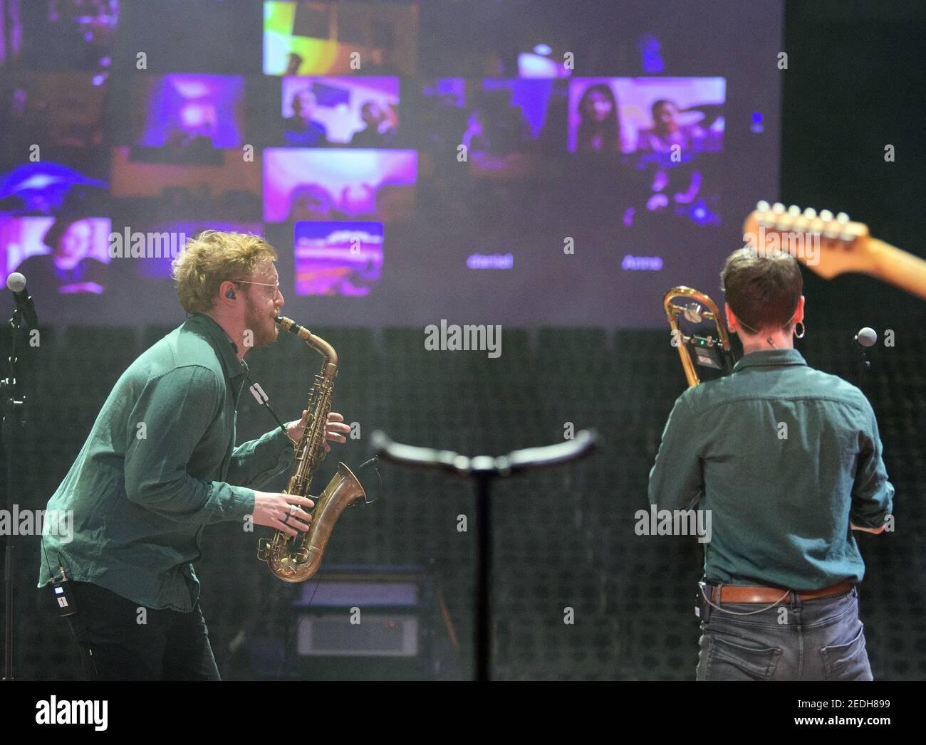 12. Februar 2021, Brandenburg, Potsdam: Steffen Heidemann (l.) und Matthieu Perot von der Berliner Band "Make A Move" treten im Rahmen eines interaktiven Zoom-Konzerts live auf der Bühne des Nikolaisaals auf. Aufgrund der Corona-Vorschriften können Veranstaltungen mit Zuschauern in der Lockdown nicht stattfinden, so dass seit dem 15. Januar 2021 jeden Freitag um 8 Uhr Live-Konzerte im Großen Saal gestreamt werden. Zuschauer können sich über Zoom anmelden, die Kamera einschalten, Eindrücke teilen oder während der Show Fragen der Künstler stellen. Für alle Konzerte kann ein freiwilliger Eintrittspreis bezahlt werden. Foto: Soeren Sache/dpa-Zentralbil Stockfoto