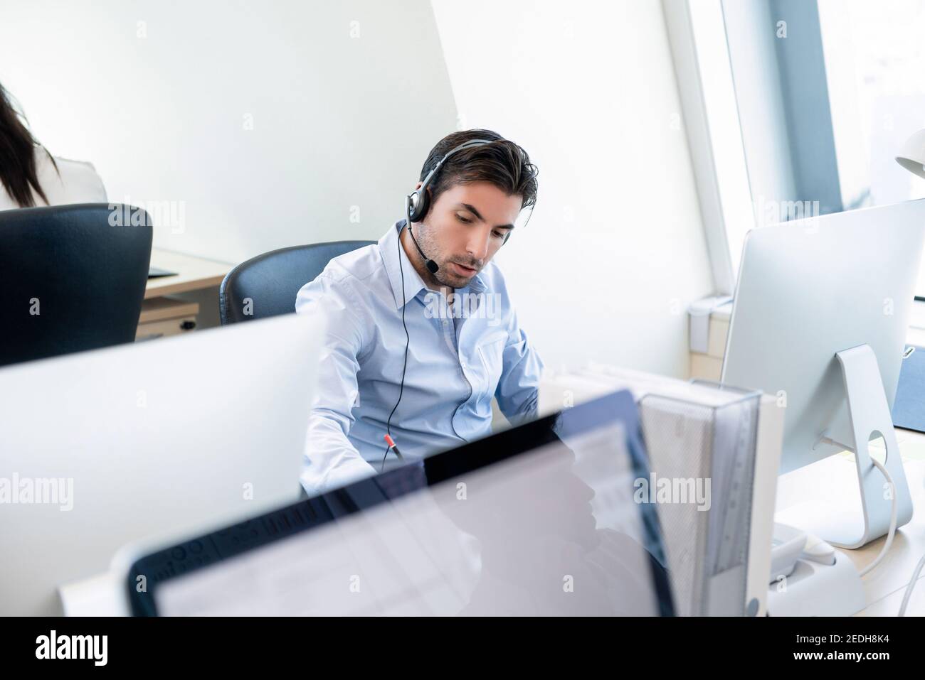 Hispanischer Geschäftsmann, der im Callcenter-Büro als Telemarketing arbeitet Kundendienstmitarbeiter Stockfoto