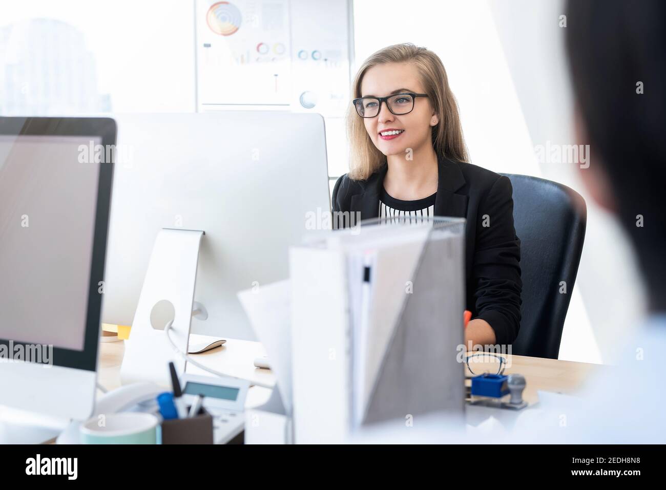 Lächelnd glücklich Geschäftsfrau weißen Kragen Arbeiter konzentriert sich auf die Arbeit mit Desktop-Computer im Büro Stockfoto