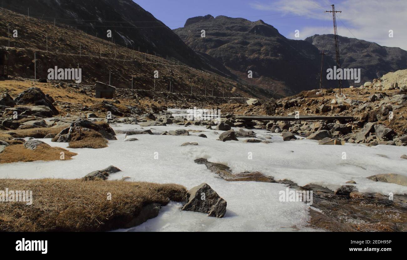 Gefrorener Gebirgsbach am sela-Pass in tawang Bezirk von arunachal pradesh, nordostindien Stockfoto