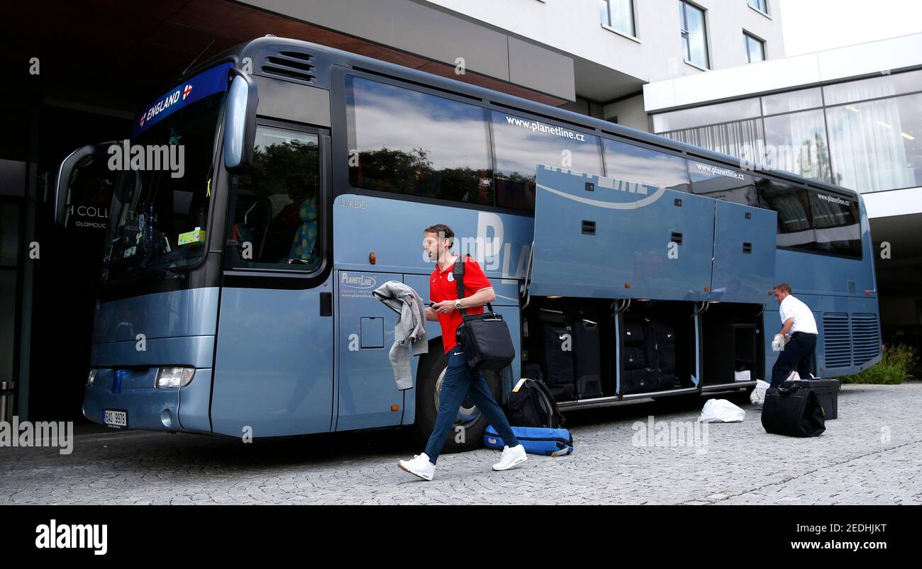 Fußball - England unter 21 Kader verlassen ihr Hotel nach dem Ausscheiden aus dem Turnier - Olomouc, Tschechische Republik - 25/6/15 England U21 Manager Gareth Southgate verlässt das Mannschaftshotel Pflichtschuldenkredit: Action Images / Carl Recine Livepic Stockfoto
