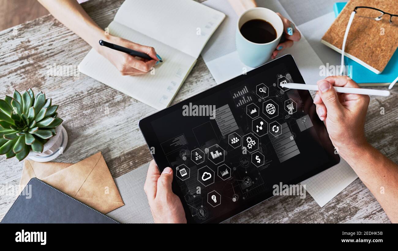 Geschäfts- und Technologiekonzept. Virtuelles Bedienfeld auf dem Gerätebildschirm Stockfoto