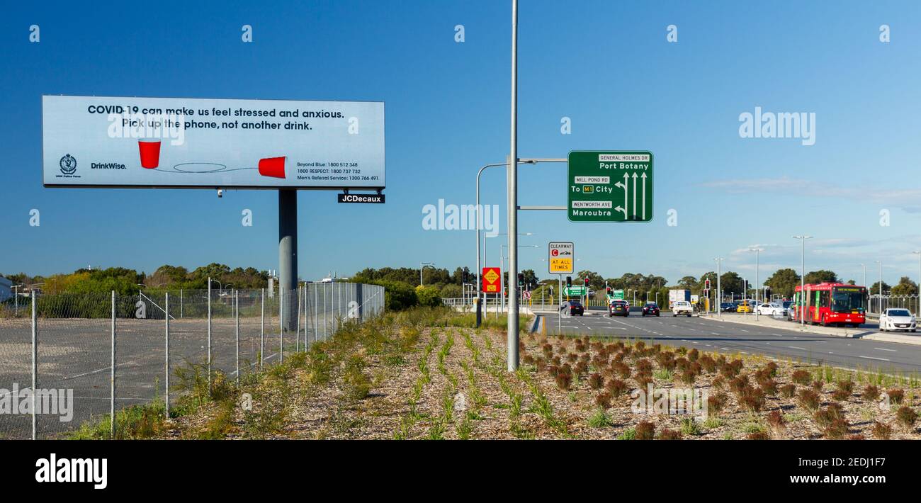 Eine Coronavirus-Plakatwand am General Holmes Drive zwischen den Vororten Mascot und Botany Bay in Sydney, Australien, am Sydney Airport. Stockfoto