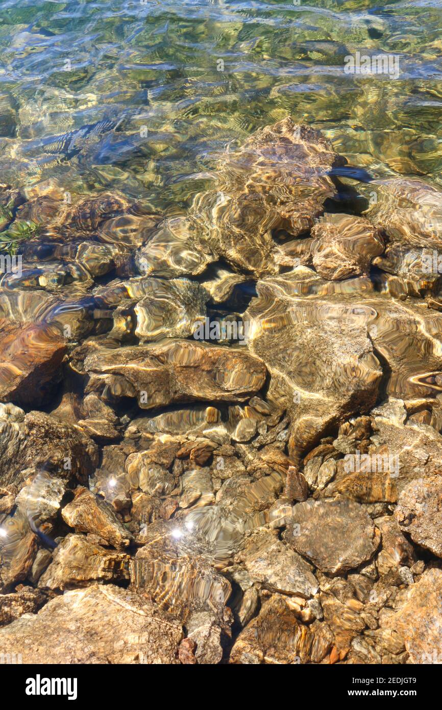 Detail von kristallklarem Wasser Licht Reflexion auf Stein unterirdisch, bunte Verzerrung, Hintergrund, Portugal Stockfoto