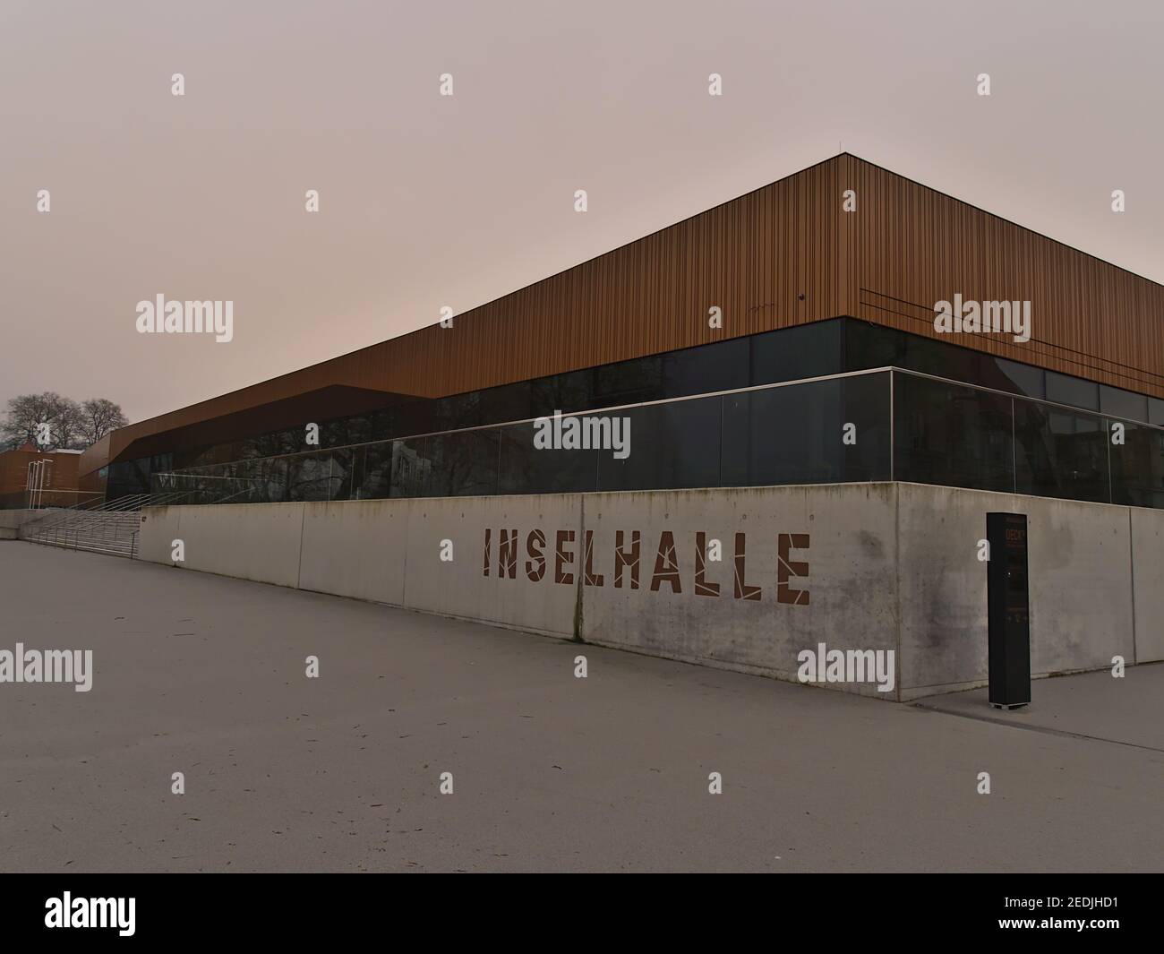 Blick auf die Inselhalle, ein internationales Veranstaltungs- und Kongresszentrum in Lindau (z.B. jährliche Lindauer Nobelpreisträgertreffen) an bewölktem Tag. Stockfoto