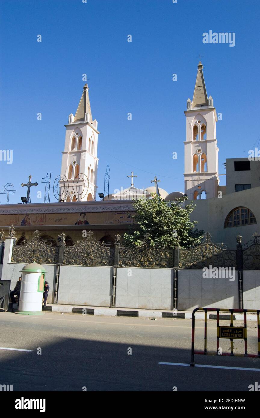 Wachen und Barrieren vor der koptischen Kathedrale von Luxor, Ägypten. Es gab Spannungen zwischen christlichen Koopten und Muslimen im Land Stockfoto