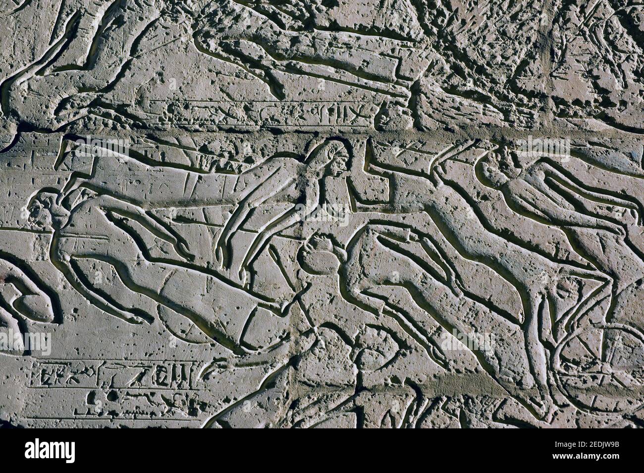 Tote und sterbende Soldaten auf dem Schlachtfeld von Kadesch. Altägyptische Stein geschnitzten Fries auf dem zweiten Mast des Ramesseum, Luxor, Ägypten,. Stockfoto