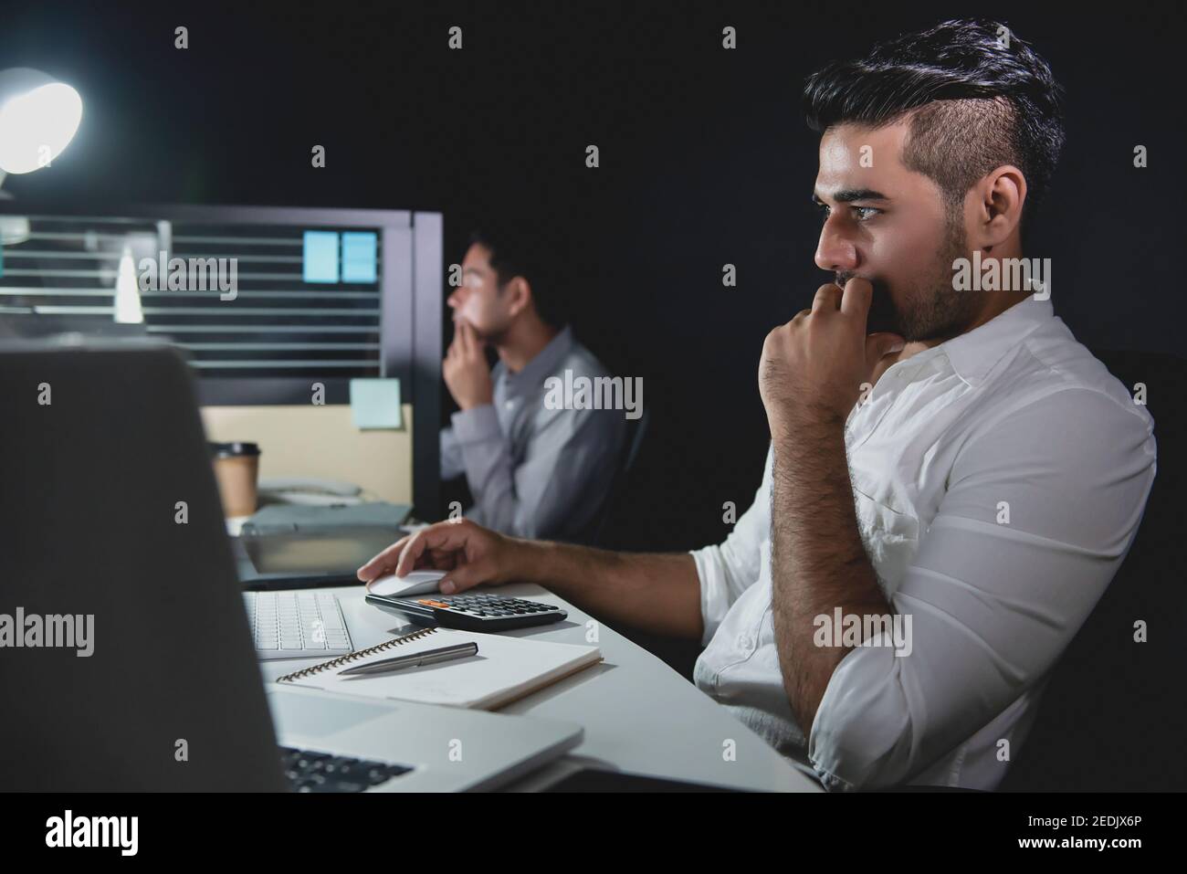 Asiatische Geschäftsmann Team Überstunden spät in der Nacht in der Office konzentriert sich auf die Arbeit vor Computern Stockfoto