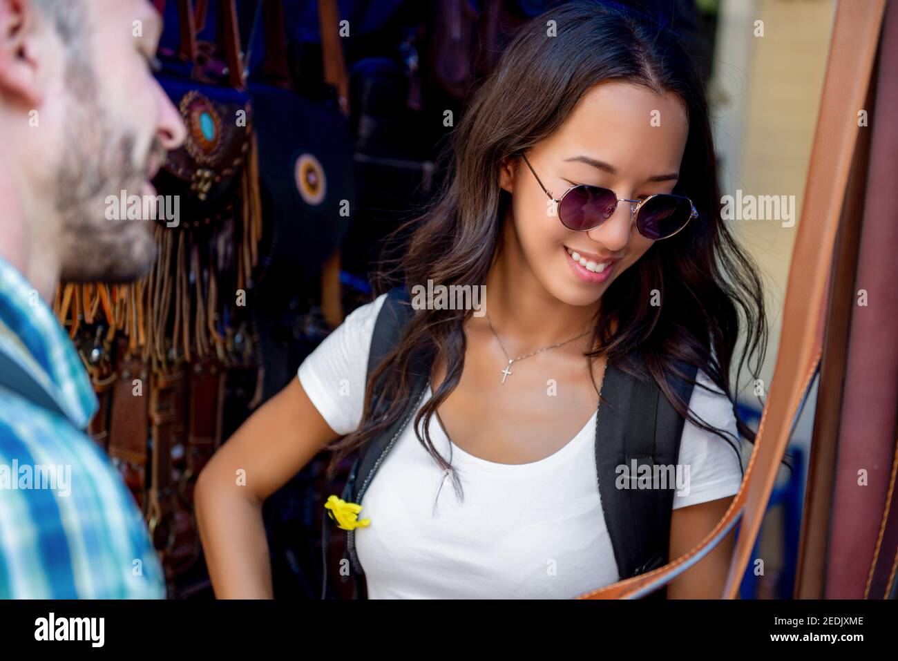 Paar Touristen, die sich Lederprodukte im Einkaufsstand angucken Outdoor-Markt während der Reise in Bangkok Thailand Stockfoto