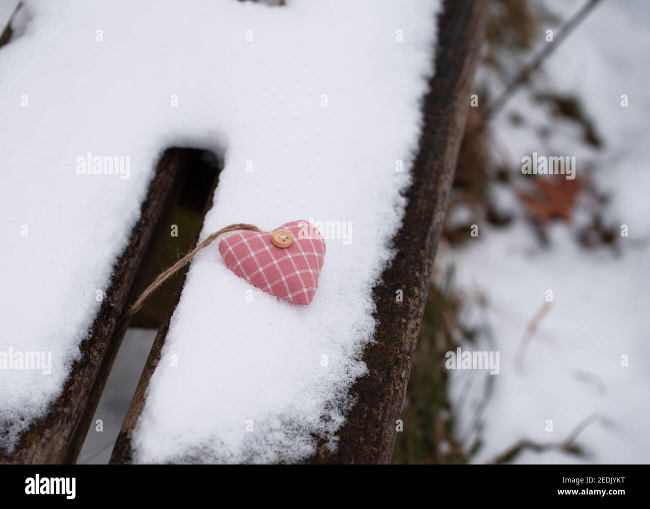Herz im Schnee auf einer Bank im Winter Stockfoto