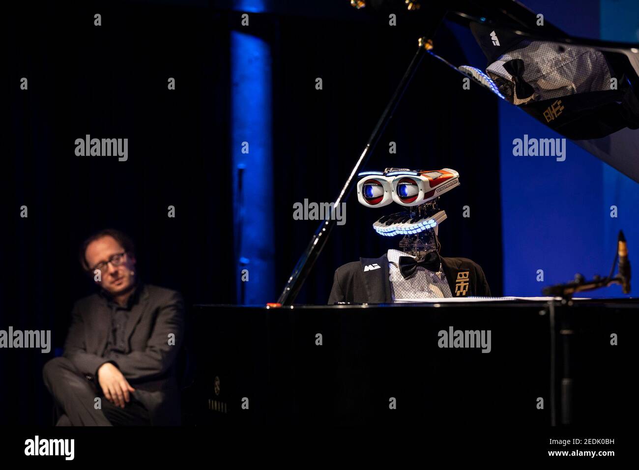 Mailand, Italien. Februar 2021, 14th. 2/14/2021 - Mailand, Online-Show Guess, mit wem ich heute Abend mit dem Roboter TeoTronico und dem Pianisten Roberto Prosseda am No hma Raum spielen. Nur redaktionelle Verwendung (Foto: IPA/Sipa USA) Quelle: SIPA USA/Alamy Live News Stockfoto