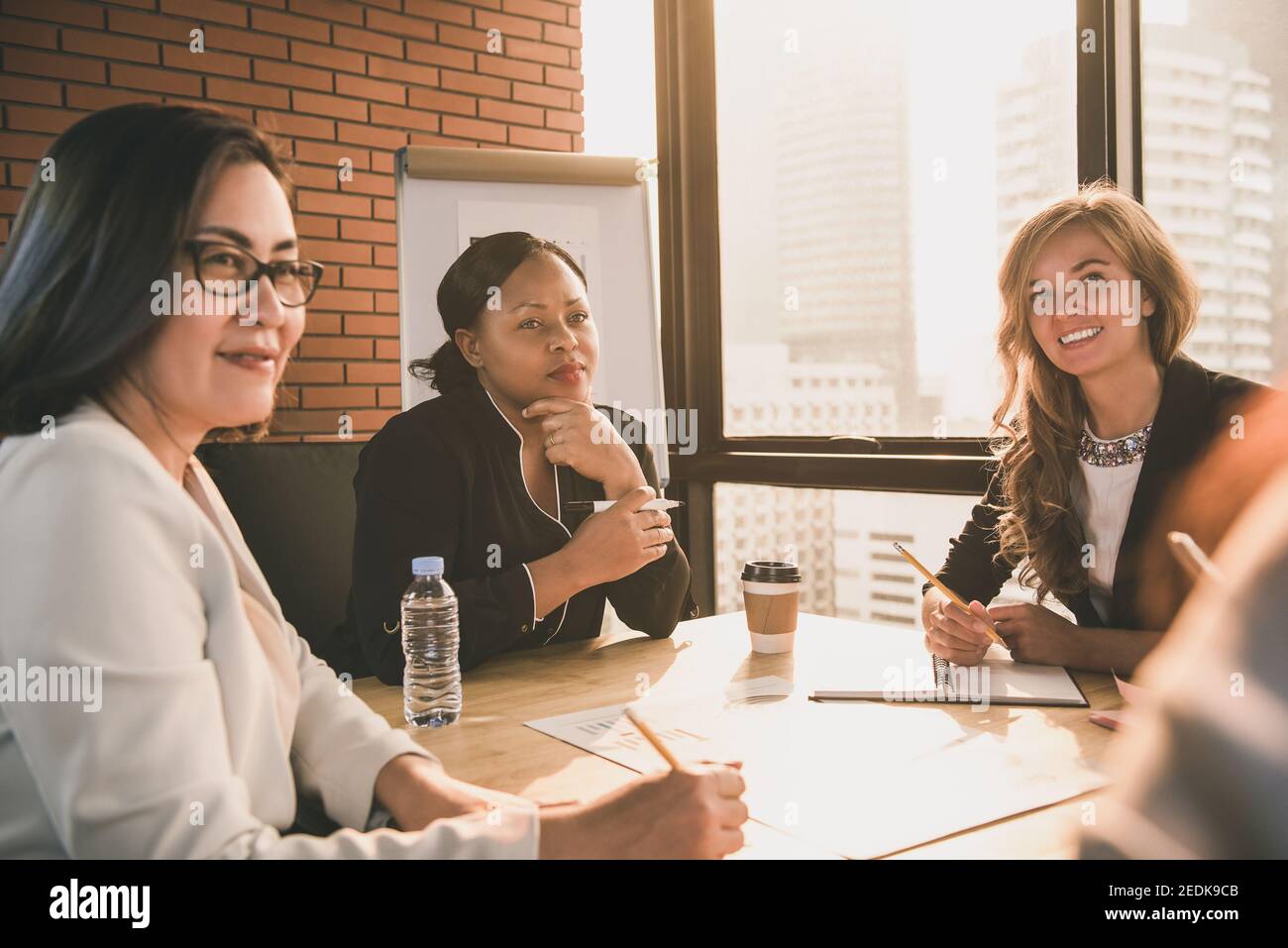Gruppe von verschiedenen Geschäftsfrauen Führungskräfte hören Präsentation in der Sitzung Zimmer im Büro Stockfoto