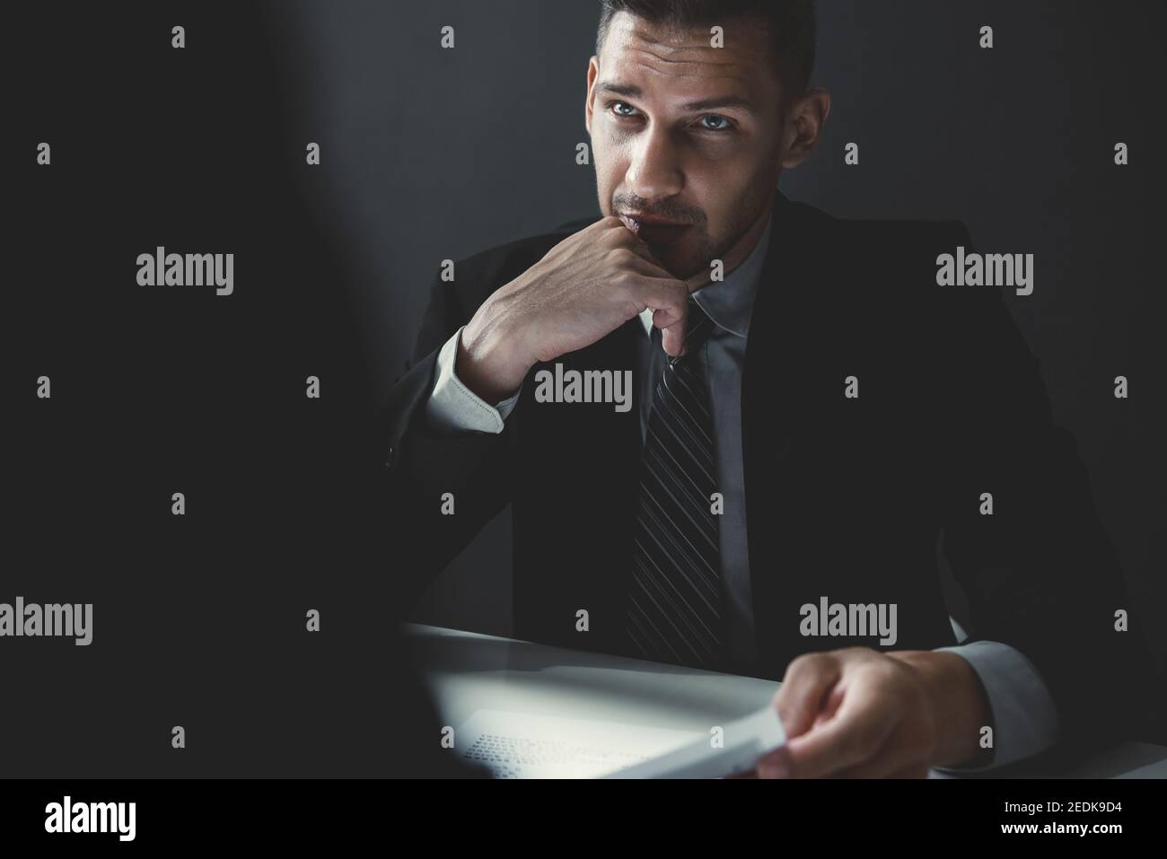 Detective Interview Verdächtigen oder kriminellen Mann im Verhörraum Stockfoto