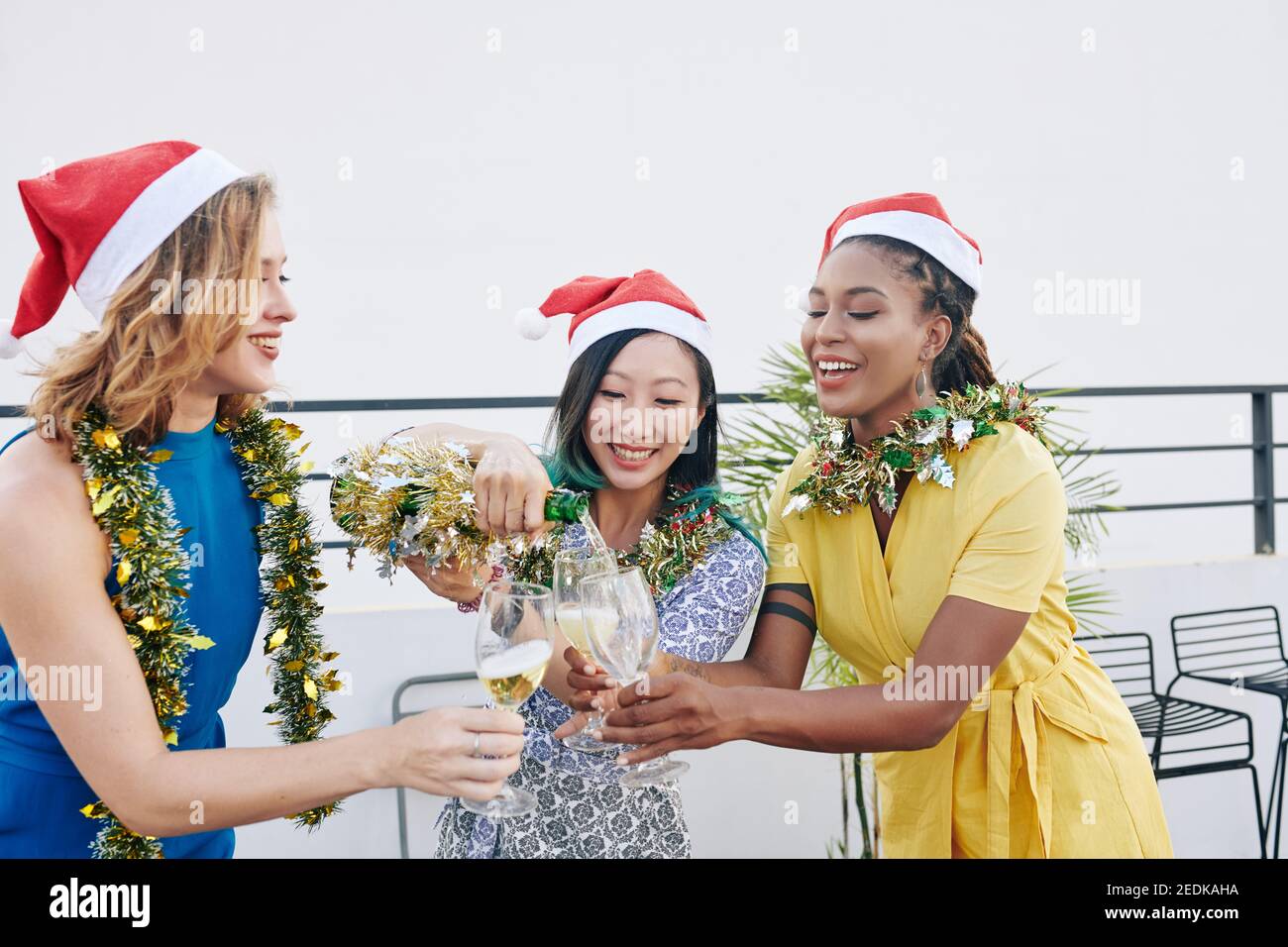 Freunde füllen Sektgläser Stockfoto
