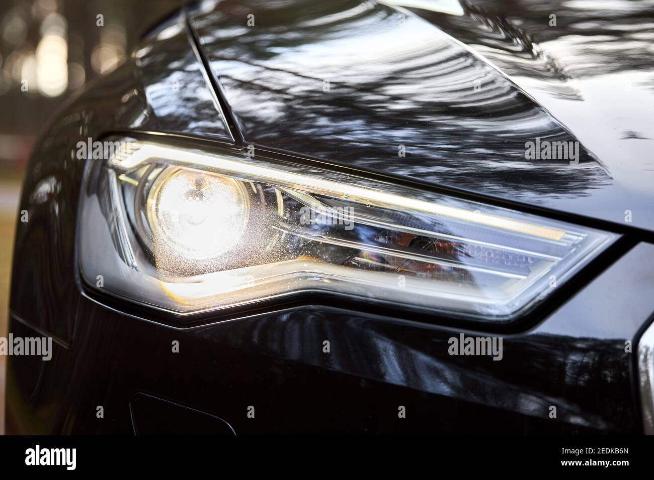 GRODNO, WEISSRUSSLAND - DEZEMBER 2019: Audi A6 4G C7 Luxury Black Autoteile Scheinwerfer  rechts und Nebelscheinwerfer mit Teil der Stoßfänger-Nahaufnahme  ausgewählter Fokus Stockfotografie - Alamy