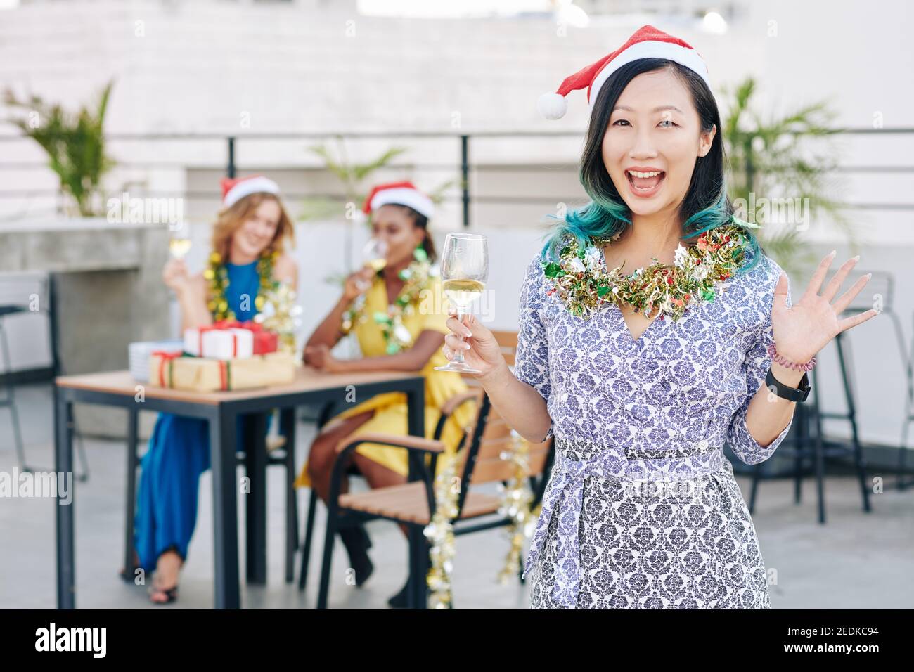 Glückliche Frau auf Weihnachtsfeier Stockfoto