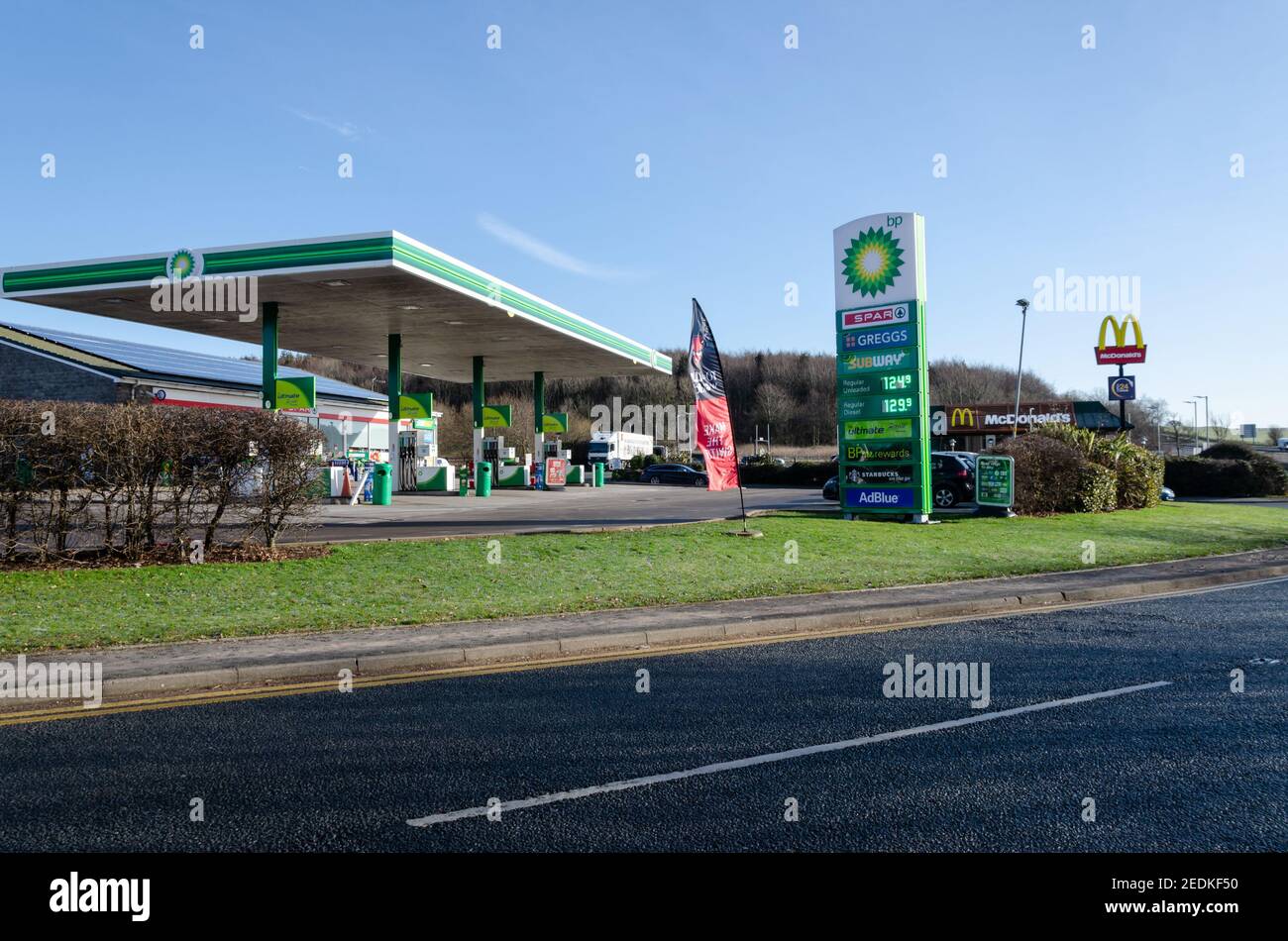 Lloc; UK: Feb 11, 2021: Die Planungsgenehmigung wurde für einen neuen Drive durch KFC und Starbucks bei der Singing Kettle Services am A55 erteilt. Das wird es auch Stockfoto