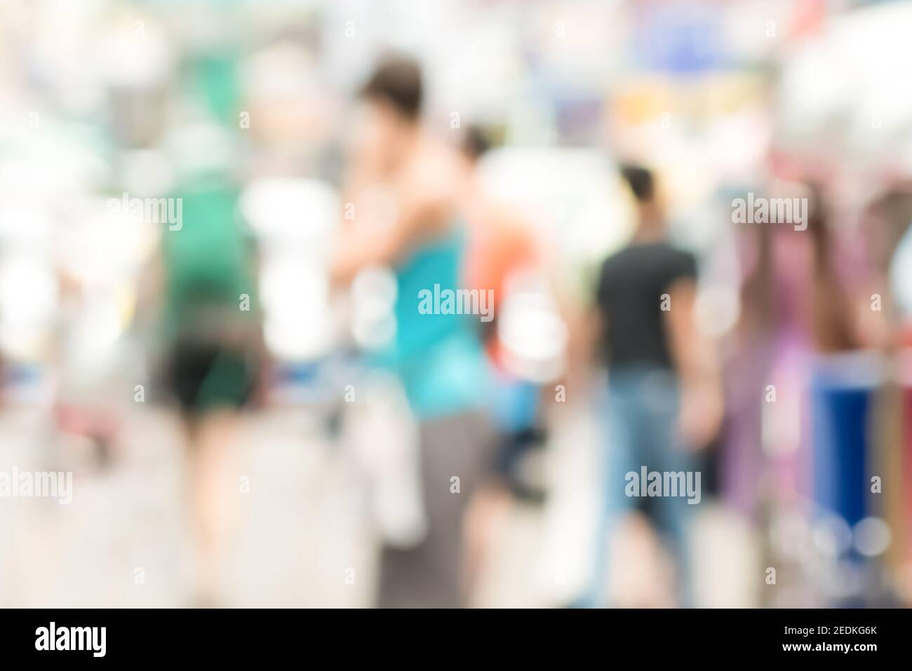 Menschen in bunten Kleidern zu Fuß in Outdoor-Markt - verschwommen Bokeh-Hintergrund Stockfoto