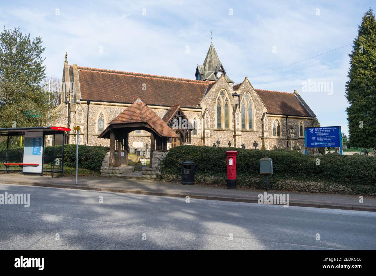 Holy Trinity Church, Northwood, Middlesex. Aus Feuerstein, erbaut 1852 im Stil der Gotik. Stockfoto