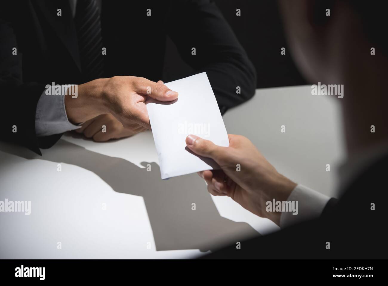 Geschäftsmann geben Bestechungsgeld in weißem Umschlag zu Partner in Ein Korruptionsbetrug Stockfoto