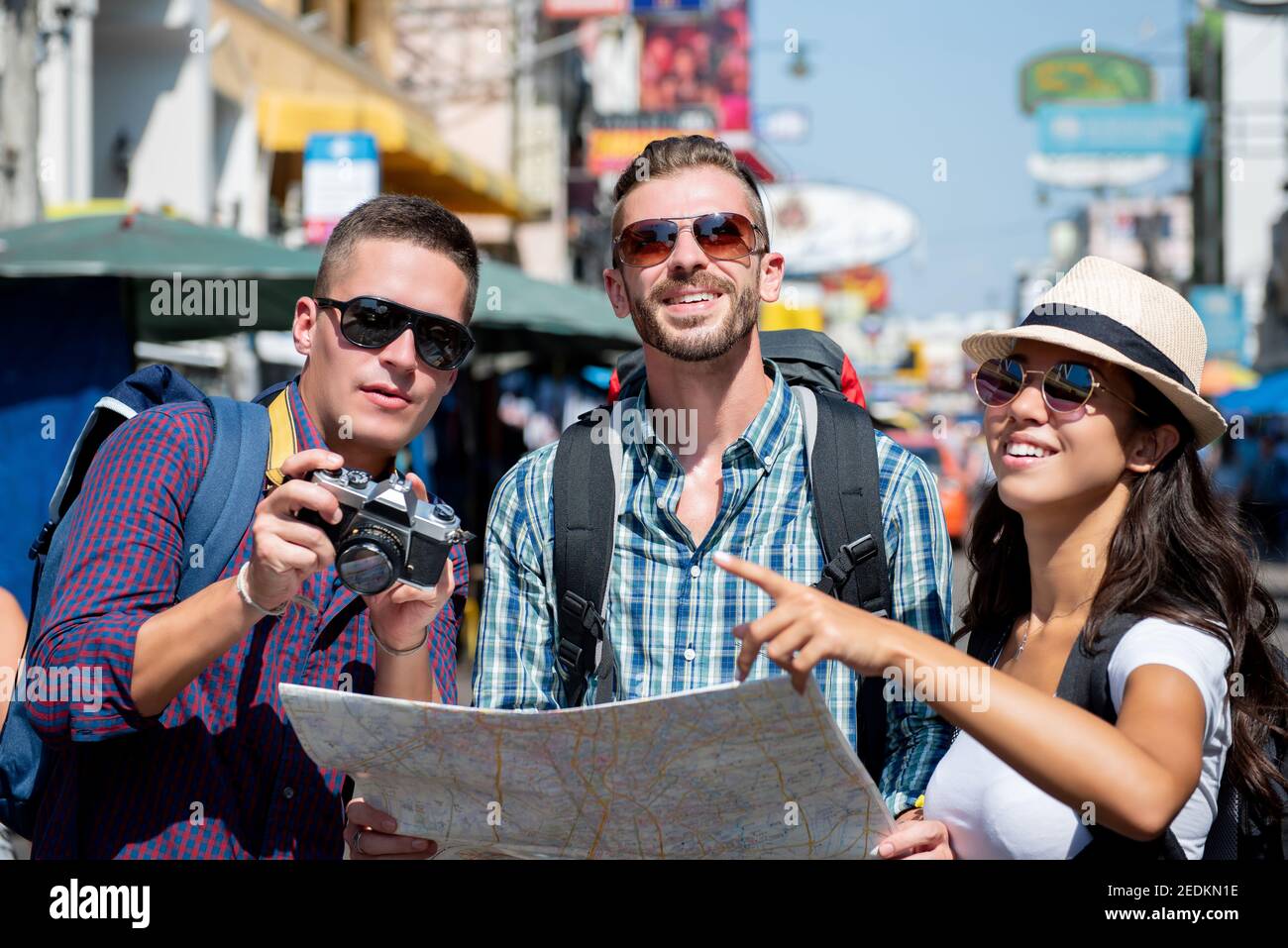 Gruppe von multiethnischen Touristen Rucksacktouristen Freunde Reisen in Bangkok Thailand Im Sommerurlaub Stockfoto