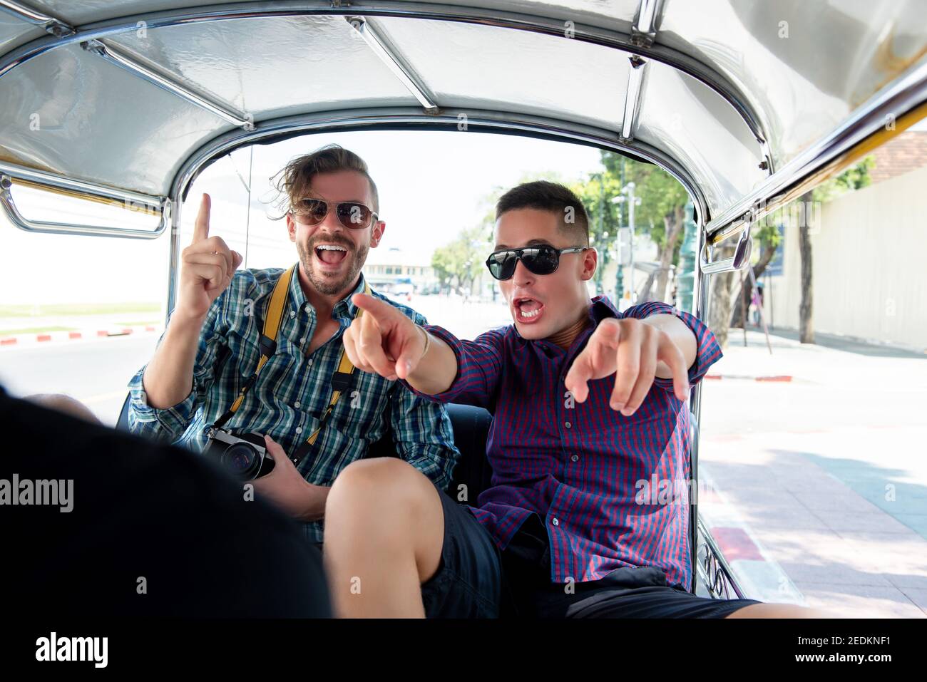 Zwei Freunde von Touristen, die aufgeregt sind und Spaß mit dem Tuk Tuk Taxi haben, während sie in Bangkok City, Thailand reisen Stockfoto Zwei Freunde von Touristen, die aufgeregt sind und Spaß mit dem Tuk Tuk Taxi haben, während sie in Bangkok City, Thailand reisen Stockfoto