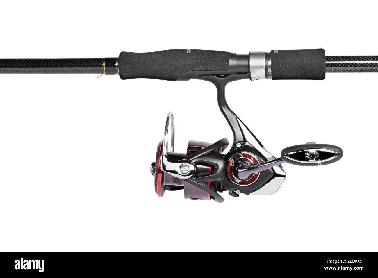 Die Angelrolle ist auf einer Rute installiert, um Barsch, Zander, Hecht und andere Raubfische zu fangen. Tackle isoliert auf weißem Hintergrund. Datei enthält c Stockfoto