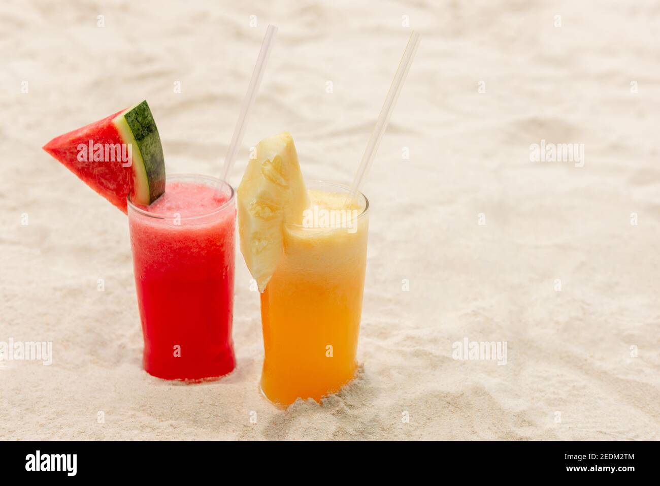 Bunte erfrischende kalte tropische Frucht Smoothie Getränke am Strand Stockfoto