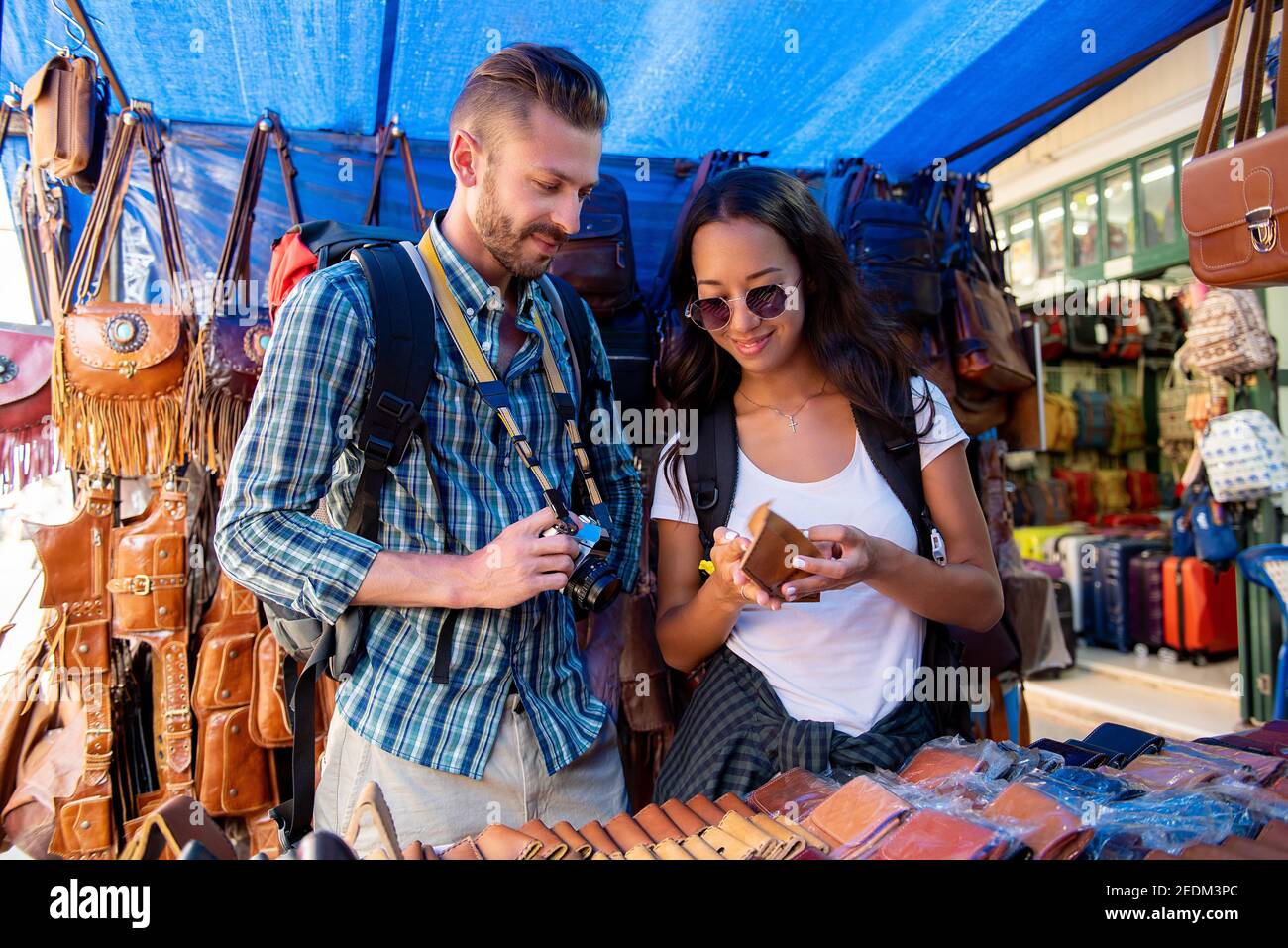 Paar Touristen, die sich Lederprodukte im Einkaufsstand angucken Outdoor-Markt in Bangkok Thailand auf Urlaub Stockfoto