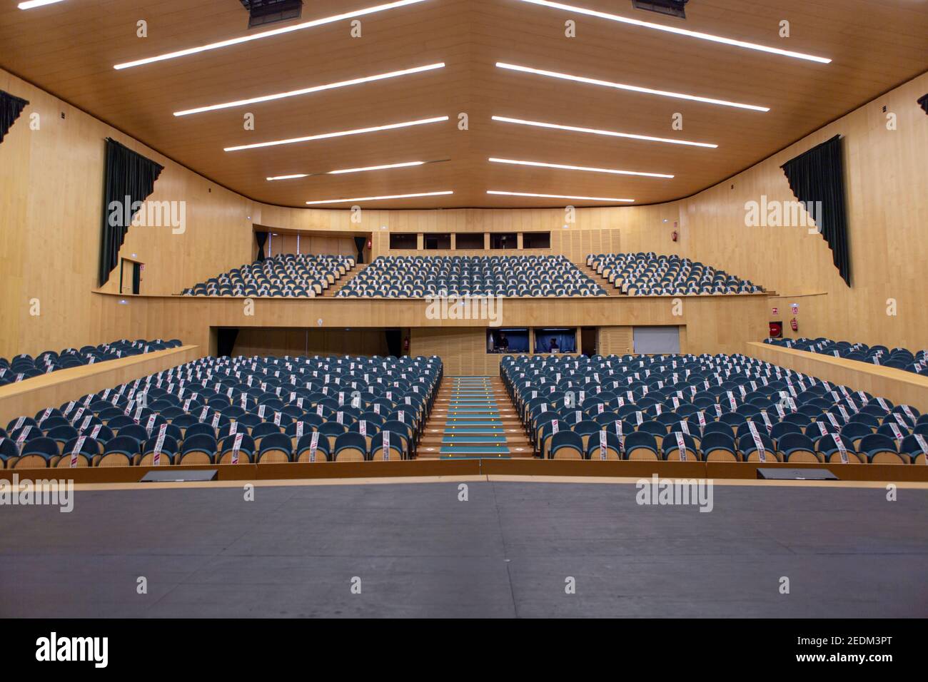 Begrenzte Sitzplatzkapazität im Theater, um covid-19-Infektion zu verhindern, Sitze versiegelt mit Bändern, die vom Rathaus von Guadalajara bereitgestellt werden. Stockfoto