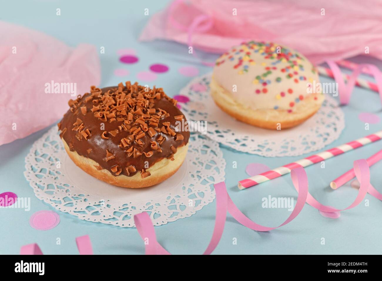 Berliner Pfannkuchen', ein traditionelles deutsches Dessert ähnlich Donut ohne Loch, hergestellt aus süßem Hefeteig in Fett mit Schokolade glasiert gebraten Stockfoto