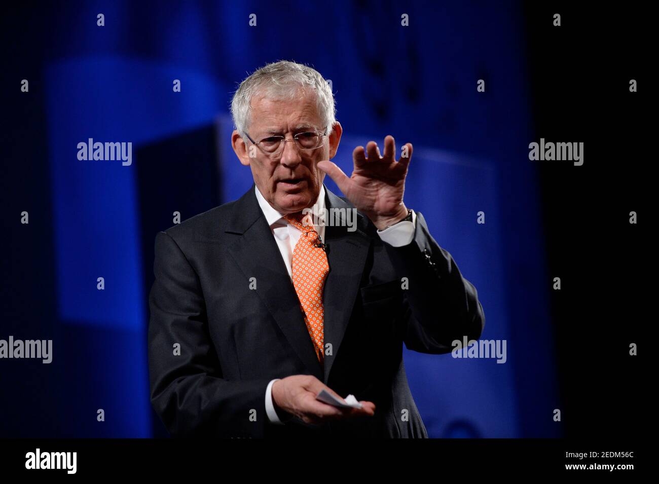 Nick Hewer ist britisch-irischer Fernsehmoderator, Unternehmensdirektor (2010) und ehemaliger PR-Berater. Von 2005 bis 2014 trat er als Berater von Alan Sugar in der britischen Fernsehserie The Apprentice auf. Seit Januar 2012 präsentiert er das Channel 4 Programm Countdown mit Rachel Riley und Susie Dent Stockfoto