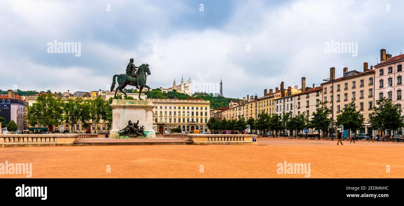 Statue von König Ludwig XIV. Auf dem Place Bellecour bei Nacht in Lyon in der Rhone, Frankreich Stockfoto