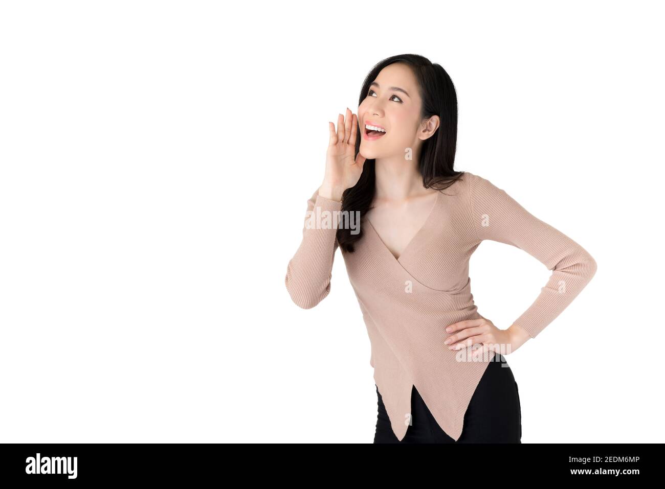 Schöne asiatische Frau mit Augen nach oben schauen und Hand neben dem Mund sagen etwas oder jemanden anrufen, Studio erschossen auf weißem Hintergrund isoliert Stockfoto