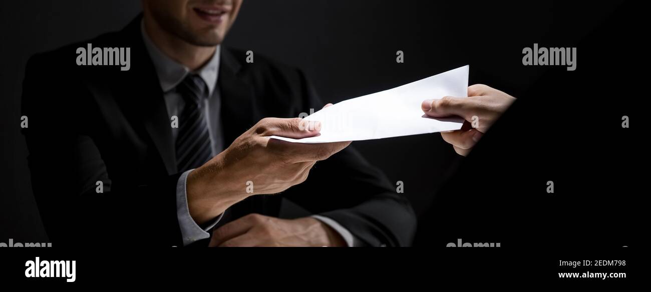 Geschäftsmann geben Bestechungsgeld in weißem Umschlag zu Partner in Ein Korruptionsbetrug Stockfoto