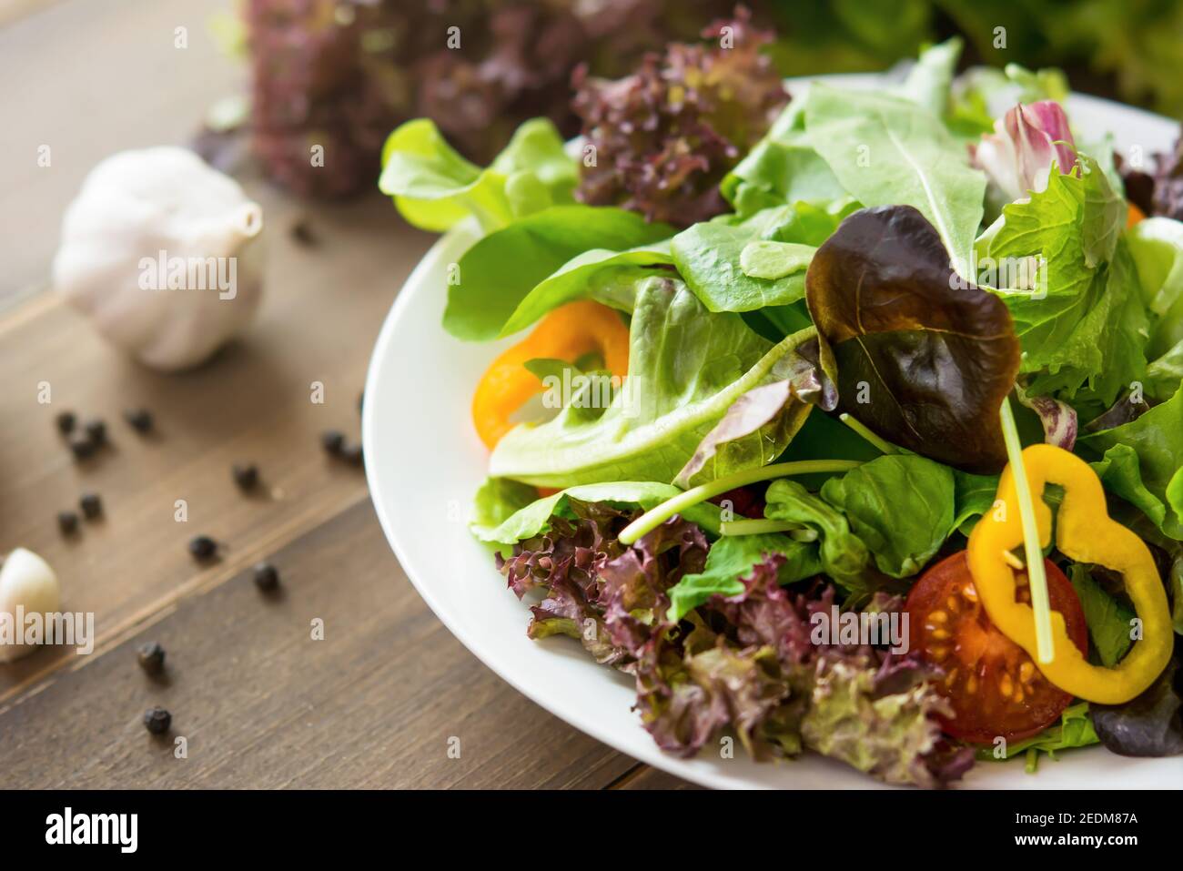 Bunte gesunde frische Mischung Gemüsesalat auf Holztisch, selektiv konzentriert Stockfoto