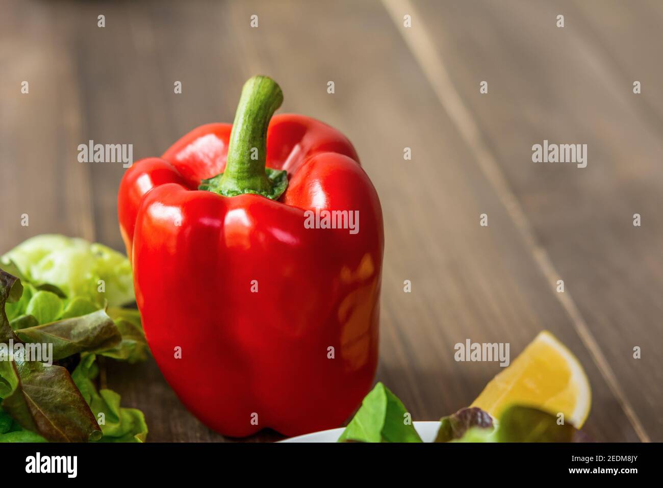 Lebensmittelzutaten, bunte rote Paprika mit grünem Gemüse auf Holztisch Stockfoto