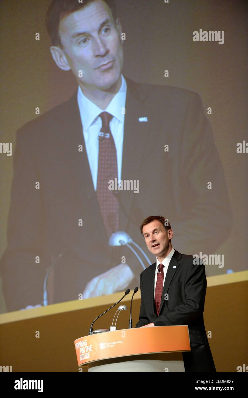 Jeremy Hunt ist ein britischer Politiker, der seit 2005 Mitglied des Parlaments für South West Surrey ist. Als Mitglied der Konservativen Partei war er von 2010 bis 2019 im Kabinett tätig, zuletzt von 2018 bis 2019 als Außenminister.[2] Er identifiziert sich als ein-Nation-Konservativer und ist mit ökonomisch liberaler und sozial liberaler Politik verbunden. Hunt war ein Kandidat für den Führer der Konservativen Partei, und Premierminister, in der Führung Wettbewerb 2019, zu Boris Johnson zu verlieren. Derzeit ist er Vorsitzender des Auswahlausschusses Gesundheit und Soziales 2021 Stockfoto