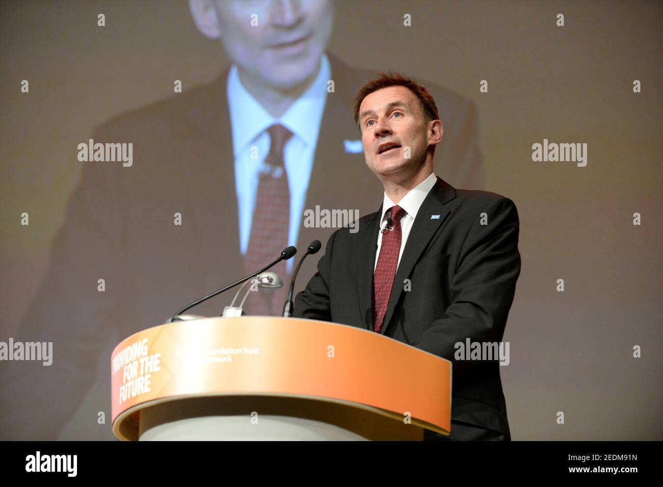 Jeremy Hunt ist ein britischer Politiker, der seit 2005 Mitglied des Parlaments für South West Surrey ist. Als Mitglied der Konservativen Partei war er von 2010 bis 2019 im Kabinett tätig, zuletzt von 2018 bis 2019 als Außenminister.[2] Er identifiziert sich als ein-Nation-Konservativer und ist mit ökonomisch liberaler und sozial liberaler Politik verbunden. Hunt war ein Kandidat für den Führer der Konservativen Partei, und Premierminister, in der Führung Wettbewerb 2019, zu Boris Johnson zu verlieren. Derzeit ist er Vorsitzender des Auswahlausschusses Gesundheit und Soziales 2021 Stockfoto