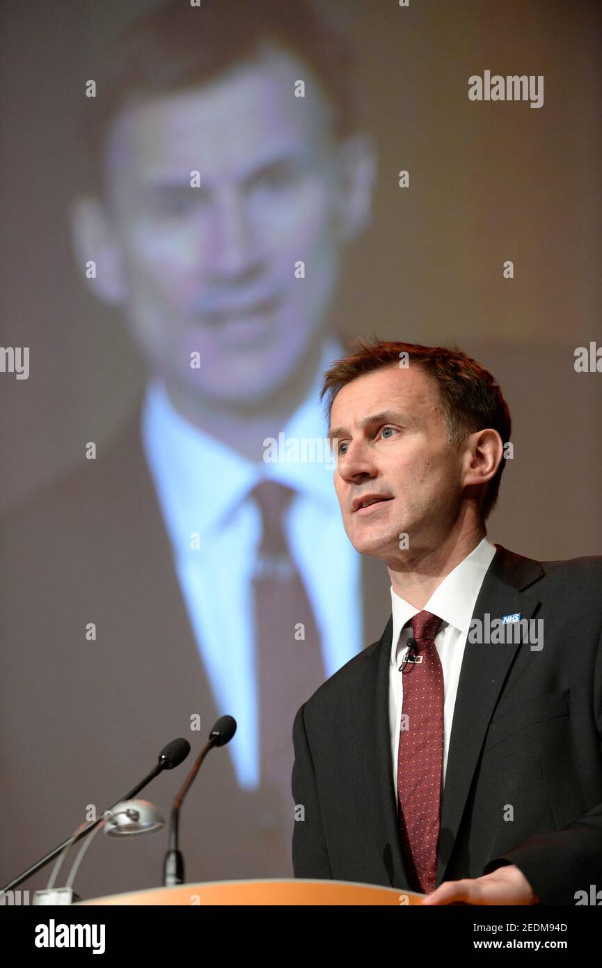 Jeremy Hunt ist ein britischer Politiker, der seit 2005 Mitglied des Parlaments für South West Surrey ist. Als Mitglied der Konservativen Partei war er von 2010 bis 2019 im Kabinett tätig, zuletzt von 2018 bis 2019 als Außenminister.[2] Er identifiziert sich als ein-Nation-Konservativer und ist mit ökonomisch liberaler und sozial liberaler Politik verbunden. Hunt war ein Kandidat für den Führer der Konservativen Partei, und Premierminister, in der Führung Wettbewerb 2019, zu Boris Johnson zu verlieren. Derzeit ist er Vorsitzender des Auswahlausschusses Gesundheit und Soziales 2021 Stockfoto