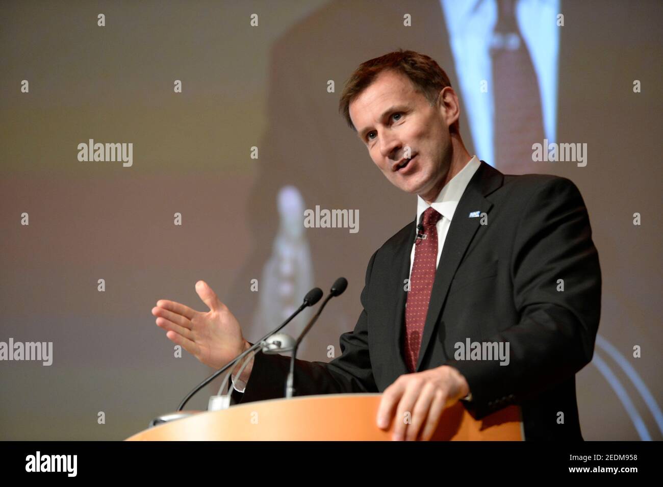 Jeremy Hunt ist ein britischer Politiker, der seit 2005 Mitglied des Parlaments für South West Surrey ist. Als Mitglied der Konservativen Partei war er von 2010 bis 2019 im Kabinett tätig, zuletzt von 2018 bis 2019 als Außenminister.[2] Er identifiziert sich als ein-Nation-Konservativer und ist mit ökonomisch liberaler und sozial liberaler Politik verbunden. Hunt war ein Kandidat für den Führer der Konservativen Partei, und Premierminister, in der Führung Wettbewerb 2019, zu Boris Johnson zu verlieren. Derzeit ist er Vorsitzender des Auswahlausschusses Gesundheit und Soziales 2021 Stockfoto