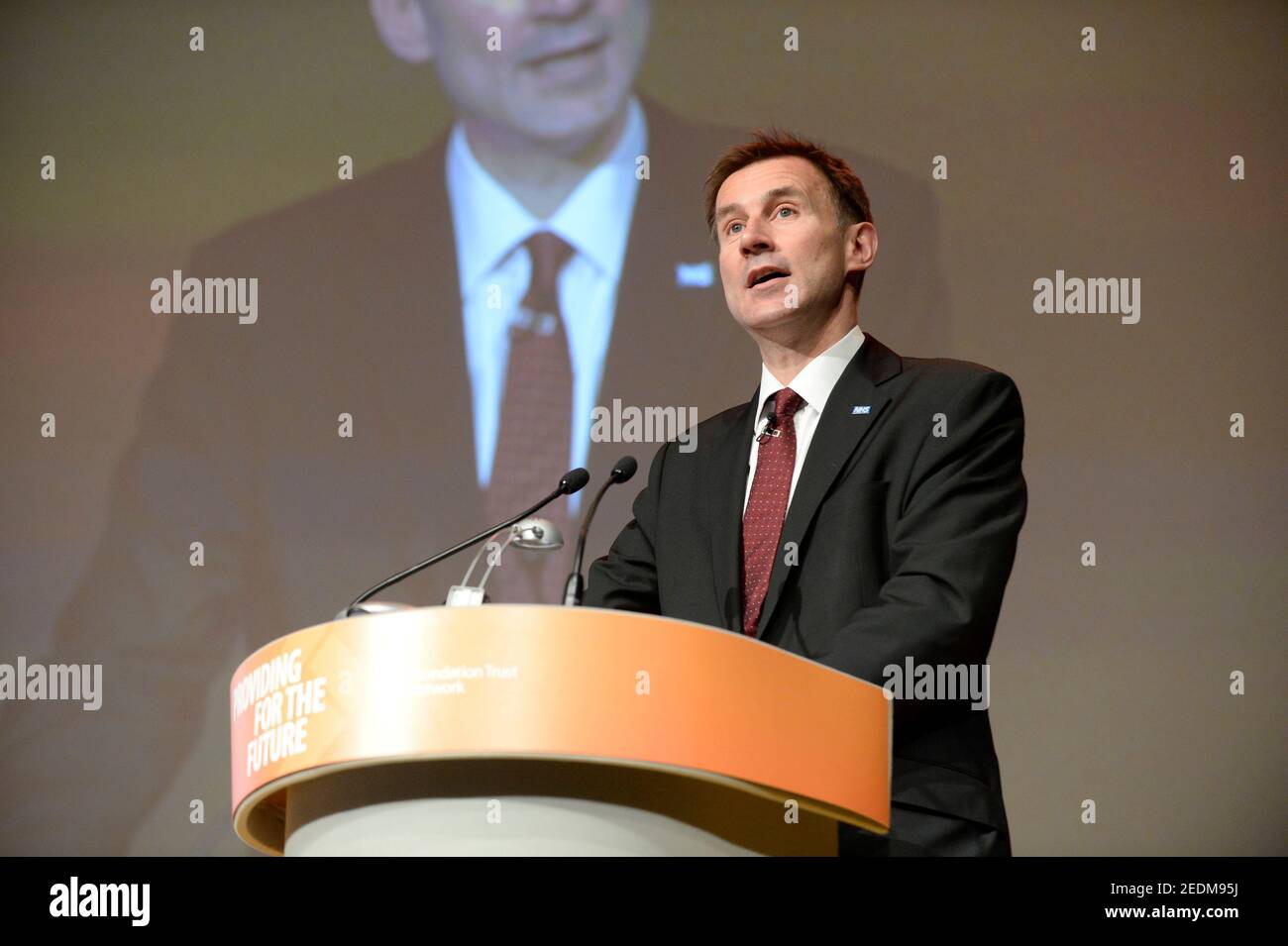 Jeremy Hunt ist ein britischer Politiker, der seit 2005 Mitglied des Parlaments für South West Surrey ist. Als Mitglied der Konservativen Partei war er von 2010 bis 2019 im Kabinett tätig, zuletzt von 2018 bis 2019 als Außenminister.[2] Er identifiziert sich als ein-Nation-Konservativer und ist mit ökonomisch liberaler und sozial liberaler Politik verbunden. Hunt war ein Kandidat für den Führer der Konservativen Partei, und Premierminister, in der Führung Wettbewerb 2019, zu Boris Johnson zu verlieren. Derzeit ist er Vorsitzender des Auswahlausschusses Gesundheit und Soziales 2021 Stockfoto