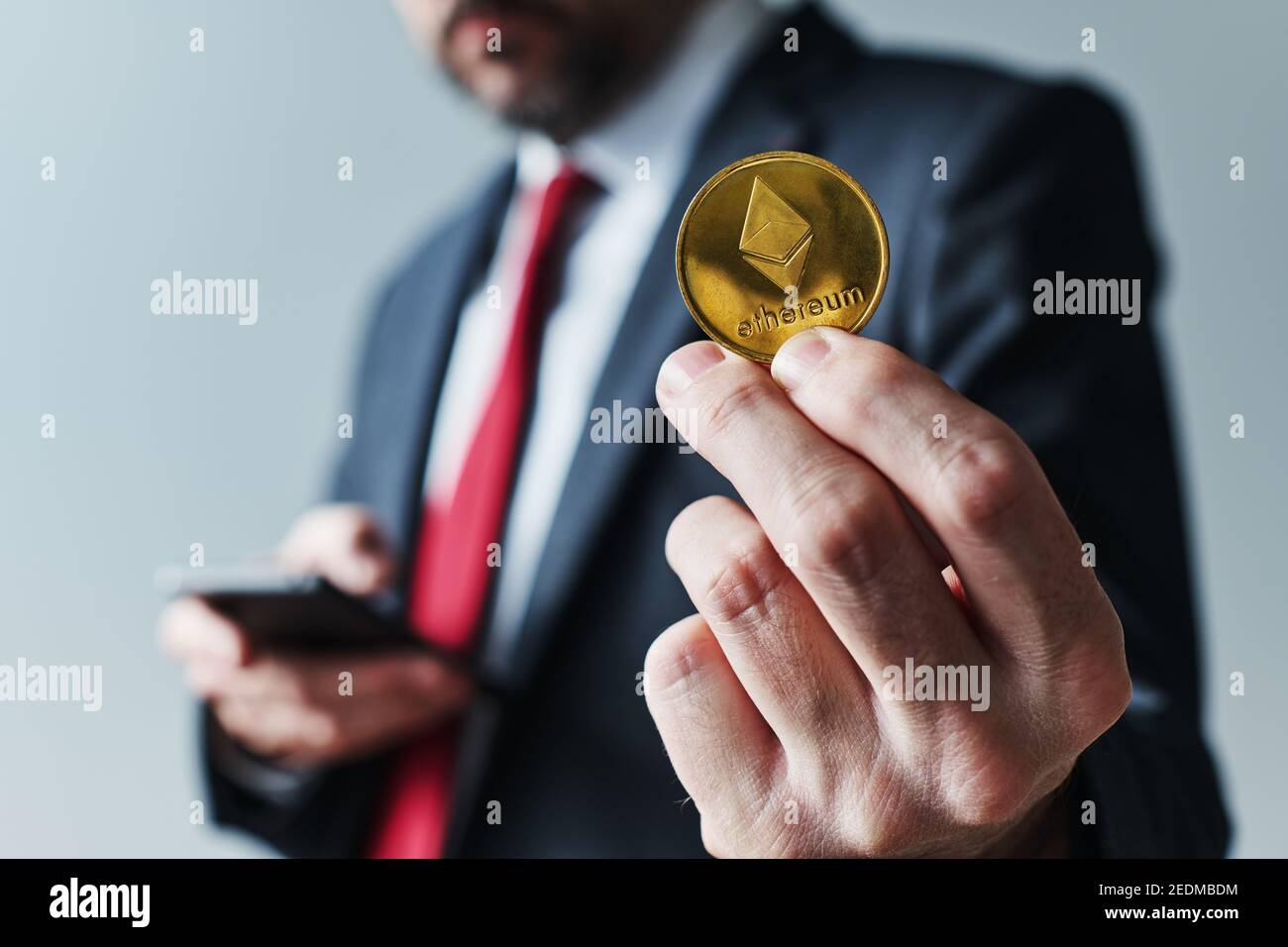 Geschäftsmann mit Handy-App für Ethereum Bergbau, Nahaufnahme mit selektivem Fokus Stockfoto