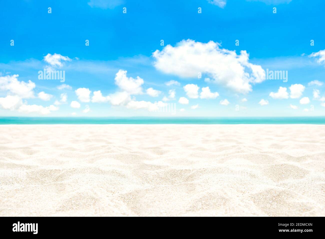 Schöner weißer Sand am Strand mit hellen sonnigen Sommer Himmel im Hintergrund Stockfoto
