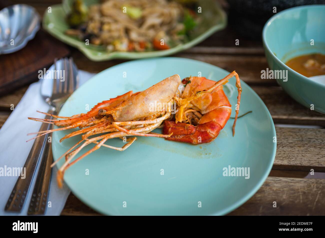 Große Garnelen auf einem Teller in einem Thai-Food-Restaurant Nahaufnahme Stockfoto