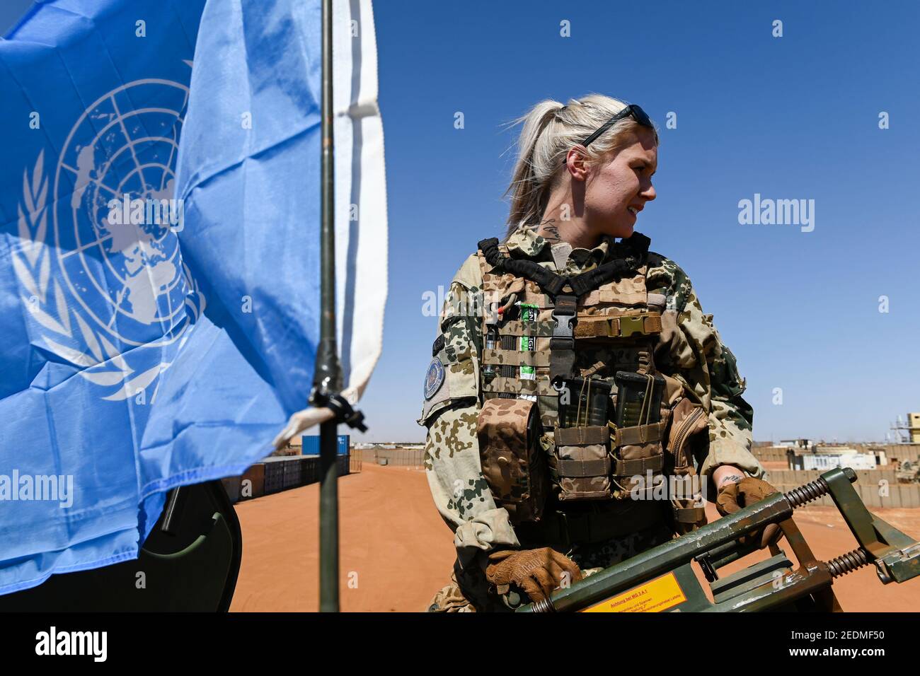 MALI, Gao, UN-Friedensmission MINUSMA, Camp Castor, bundeswehr, Soldatin / MALI, Gao, Minusma UN Friedensmission, Camp Castor, deutsche Bundeswehr, Stabsunteroffizierin arbeitet auf LKW-Auffahrplatte Stockfoto