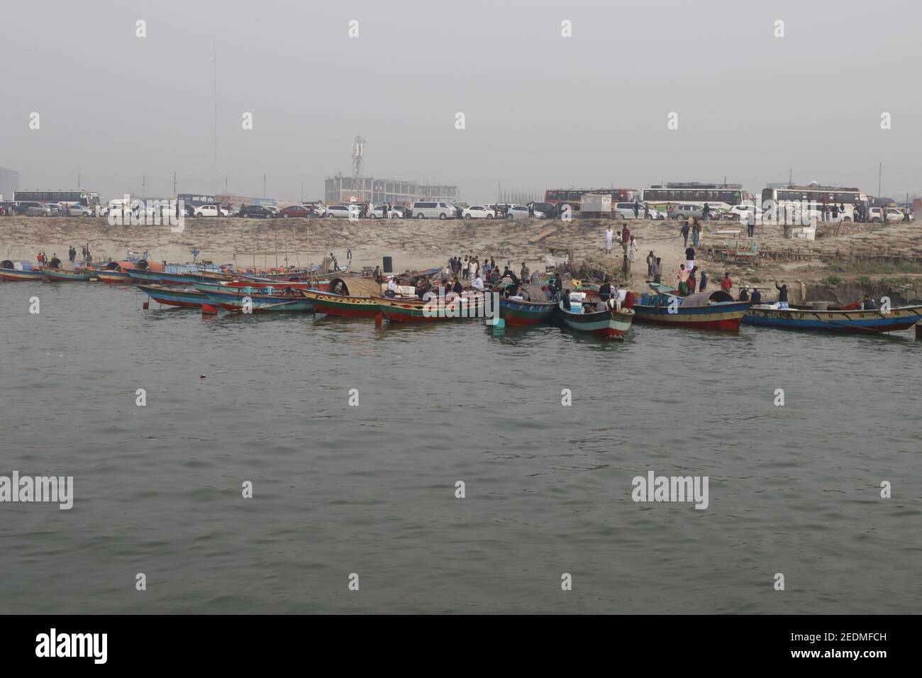 Bangladesch ist ein Land der Flüsse. Der Wassertransport ist hier eines der wichtigsten Verkehrssysteme. Lauch, Fähre, Boot und Schnellboot ist das Hauptfahrzeug hier. Stockfoto