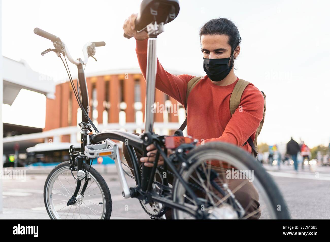 Stock Foto des Mannes trägt Gesichtsmaske Falten sein Fahrrad auf der Straße. Stockfoto