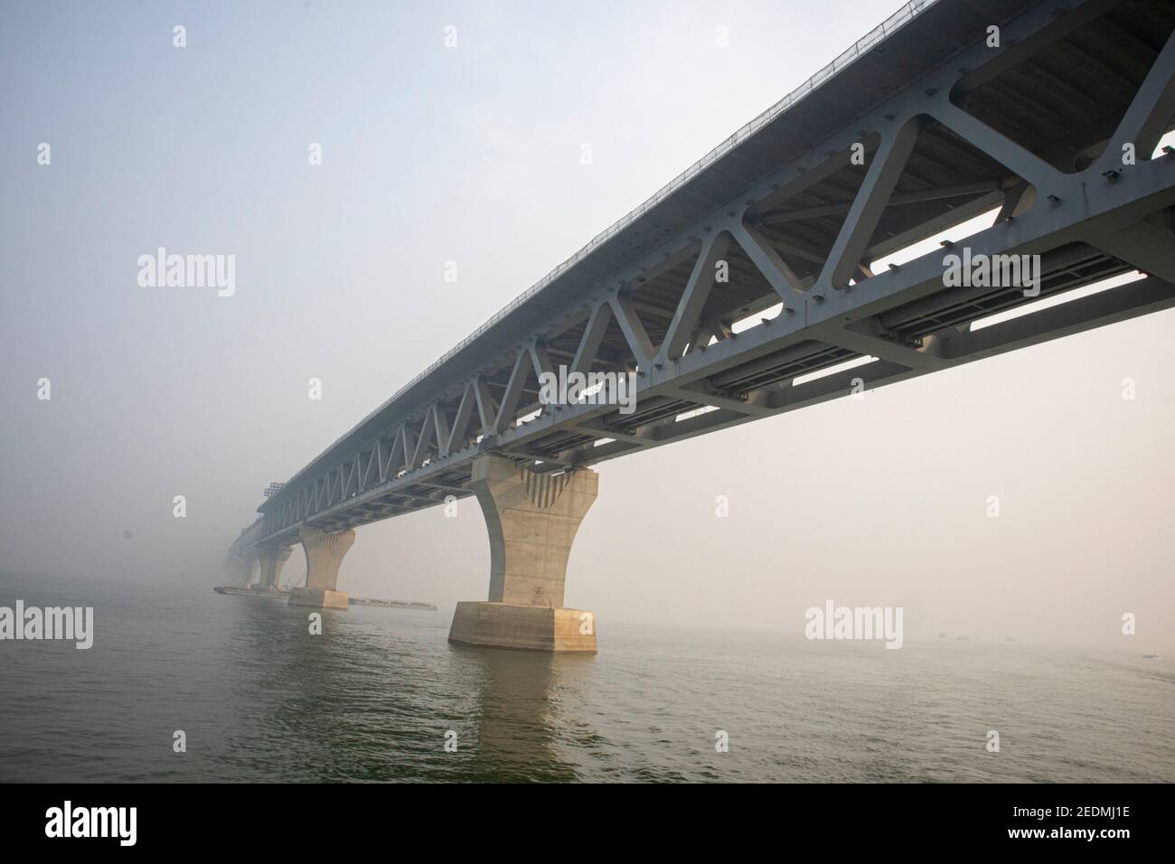 Die Padma-Brücke ist eine Mehrzweckbrücke über den Padma-Fluss. Nach Fertigstellung wird sie die größte Brücke in Bangladesch sein. Stockfoto