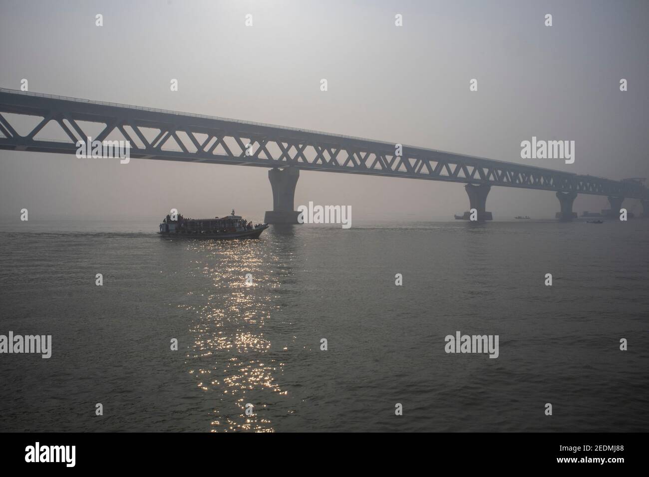Die Padma-Brücke ist eine Mehrzweckbrücke über den Padma-Fluss. Nach Fertigstellung wird sie die größte Brücke in Bangladesch sein. Stockfoto